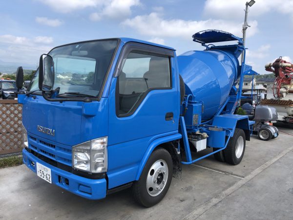 画像:カヤバ工業 コンクリートミキサー車